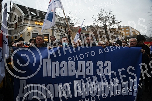 Hundreds of members, activists and sympathizers of the Serbian Progressive Party gathered for a rally called 