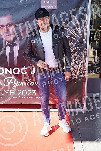In front of Hall 5 of the Belgrade Fair, a media conference was held where the spectacular reception of 2023 with Aco Pejovic was announced.Ispred hale 5 Beogradskog sajma odrzana je konferencija za medije na kojoj je najavljen spektakularni docek 
