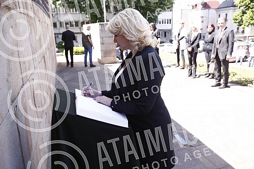As part of the celebration of May 9, the Day of Victory over Fascism in World War II, representatives of the Ministry of Defense and the Serbian Army, the City of Belgrade and SUBNOR and participants in the Immortal Regiment laid wreaths at the Monum