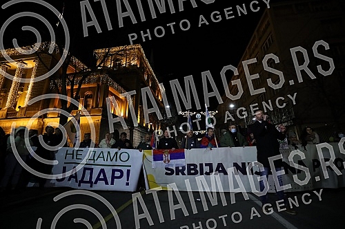 In front of the Presidency of Serbia, despite the ban on the gathering, several hundred citizens gathered at a protest organized by the organization Kreni - Promeni, demanding a ban on the extraction of pine and lithium.
Ispred Predsednistva Srbije, In front of the Presidency of Serbia, despite the ban on the gathering, several hundred citizens gathered at a protest organized by the organization Kreni - Promeni, demanding a ban on the extraction of pine and lithium.
Ispred Predsednistva Srbije,
