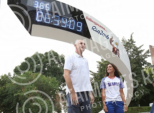 Ivana Maksimovic - Andjusic - strelac i Zarko Paspalj - potpredsednik Olimpijskog komiteta Srbije simbolicno su pustili u rad sat koji odbrojava pocetak Olimpijskih igara u Riu 2016 godine.