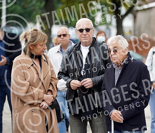 Family, friends, colleagues began to gather in the Church of the Holy Trinity in Kumodraz to pay their last respects to the late actor Milan Lanet Gutovic and to send him to eternal rest.Porodica, prijatelji, kolege poceli su da se okupljaju u Crkv
