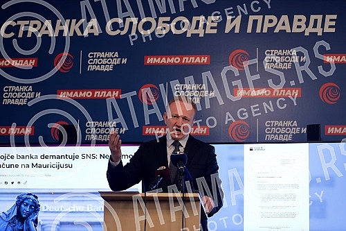The president of the Party of Freedom and Justice, Dragan Djilas, held a press conference at the party's headquarters.
Predsednik Stranke slobode i pravde Dragan Djilas odrzao je konferenciju za medije u sedistu stranke. The president of the Party of Freedom and Justice, Dragan Djilas, held a press conference at the party's headquarters.
Predsednik Stranke slobode i pravde Dragan Djilas odrzao je konferenciju za medije u sedistu stranke.