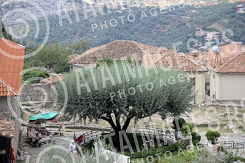 Kroja is a town in Albania and the seat of the area of the same name, best known as the fortification of Djuradj Kastriot Skenderbeg, a hero from the time when the city persistently offered resistance to the Ottoman Turks.
Kroja je gradicc u Albanij Kroja is a town in Albania and the seat of the area of the same name, best known as the fortification of Djuradj Kastriot Skenderbeg, a hero from the time when the city persistently offered resistance to the Ottoman Turks.
Kroja je gradicc u Albanij