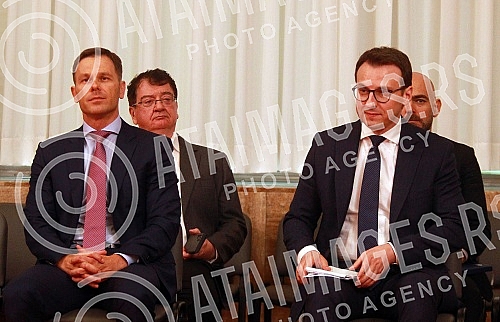 After the meeting with Serbs from Kosovo and Metohija, the President of the Republic of Serbia, Aleksandar Vucic, addressed the public and spoke about the negotiations in Brussels and the situation in Kosovo and Metohija.Posle sastanka sa Srbima sa
