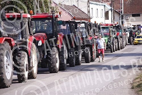 Farmers used tractors to block the bridge over the Thames in Pancevo.Poljoprivrednici su traktorima blokirali most na Tamisu u Pancevu.