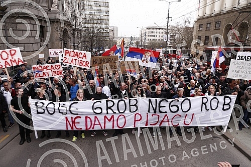A protest march against e-fiscalization in Serbian markets started from Sava Square, where salesmen gathered near the monument to Stefan Nemanja, who then headed down Nemanja Street, across Slavija to the Presidency building on Andricev Venac, blocki