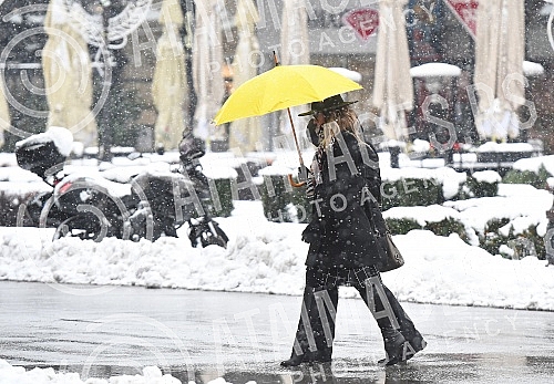 Snow is still falling in Novi Sad.
Sneg i danas pada u Novom Sadu. Snow is still falling in Novi Sad.
Sneg i danas pada u Novom Sadu.