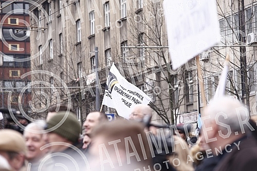 The protest of the Union of Teachers' Unions was held in Manjez Park, across from the building where the ministries are located.Protest Unije sindikata prosvetnih radnika odrzan je u parku Manjez, preko puta zgrade u kojoj se smestena ministarstva.