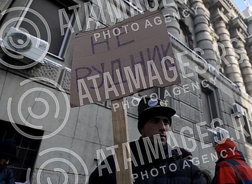 The Association of Environmental Organizations of Serbia - We Know Not to Give organized a blockade of the building of the Government of Serbia in order to remind members of the Government that they sent them requests.Savez Ekoloskih organizacija S