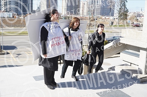 In front of the main entrance to the Palace of Justice came Sanja Mihajlovic Mara Halabrin, organized on Saturday by 