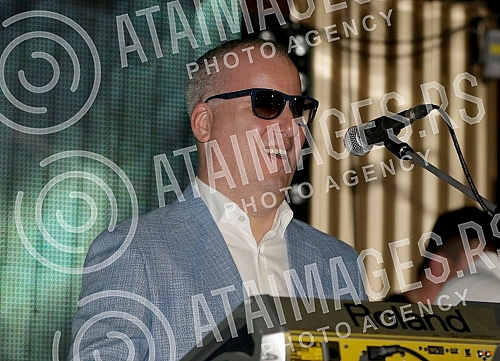 Performance of Sasa Mtic held on raft Port.
Nastup Sase Matica na splavu Port. Performance of Sasa Mtic held on raft Port.
Nastup Sase Matica na splavu Port.