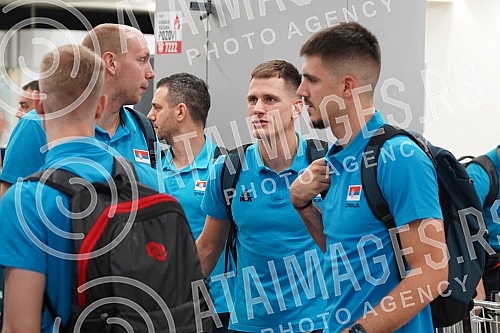 The basketball team of Serbia left early this morning from Nikola Tesla Airport to Prague for the European Championship.Kosarkaska reprezentacija Srbija otputovala je rano jutros sa aerodromu Nikola Tesla u Prag na Evropsko prvenstvo.