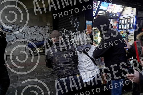 Activists Aida Corovic and Jelena Jacimovic Jachim threw eggs at a mural by Ratko Mladic, painted on the corner of Njegoseva and Aleksa Nenadovic.Aktivistkinje Aida Corovic i Jelena Jacimovic Jachim gadjale su jajima mural Ratka Mladica, koji je os