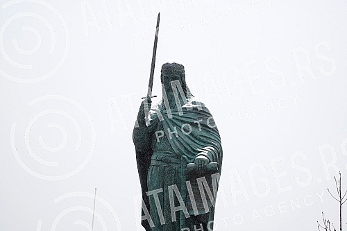 Reconstruction of Sava Square is underway, on which a monument to Stefan Nemanja has been placed, which will be officially unveiled on January 27.U toku je rekonstrukcija Savskog trga, na koje je postavljen spomenik Stefanu Nemanji koji ce zvanicn