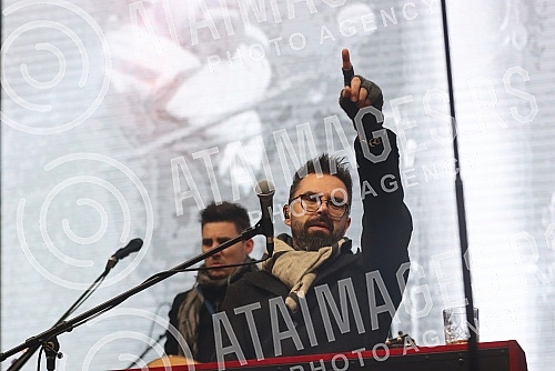 Citizens and tourists in Banja Luka welcomed the New Year 2022 on Krajina Square to the music of regional stars Petra Grasa and Neda Ukraden.Gradjani i turisti u Banjaluci docekali su Novu 2022. godinu na Trgu Krajine uz muziku regionalnih zvezda P