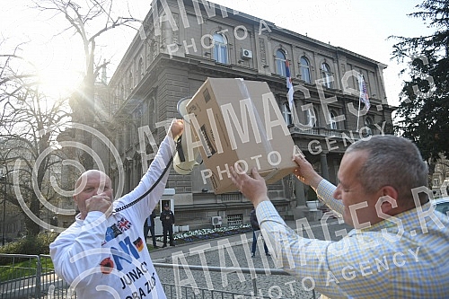 The Party of Freedom and Justice held an extraordinary press conference in front of the Presidency of the Republic of Serbia, the topic of which was new information about the murder of Oliver Ivanovic, and a discussion between Simo Spasic and Dragan 