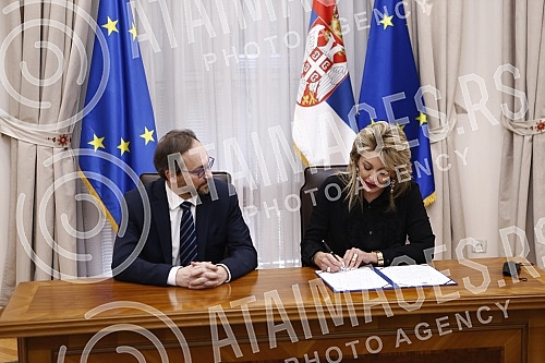 In the Serbian government, the Minister for European Integration, Jadranka Joksimovic, signed a Trust Agreement by which the EU grants Serbia almost 12 million euros to finance activities in the fight against the corona virus pandemic.U vladi Srbij