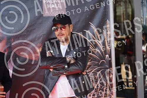 In front of Hall 5 of the Belgrade Fair, a media conference was held where the spectacular reception of 2023 with Aco Pejovic was announced.Ispred hale 5 Beogradskog sajma odrzana je konferencija za medije na kojoj je najavljen spektakularni docek 