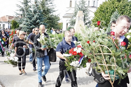 The Vice President of the National Assembly, retired Major General Bozidar Delic, was buried at Orlovaca cemetery.Potpredsednik Narodne skupstine, general-majora u penziji Bozidar Delic sahranjen je na grolju Orlovaca.
