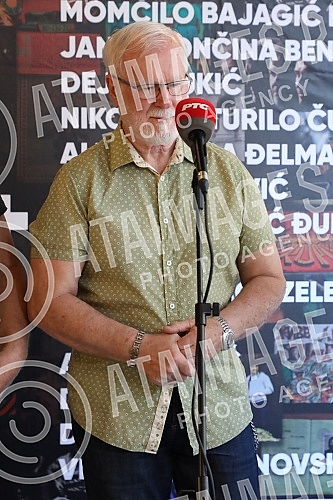 A press conference was held in the RTS Club on the occasion of the great jubilee, more than 50 years of pure rock and roll and the concert of the YU group at the Tasmajdan stadium.
U RTS Klubu je odrzana konferencija za medije povodom velikog jubile A press conference was held in the RTS Club on the occasion of the great jubilee, more than 50 years of pure rock and roll and the concert of the YU group at the Tasmajdan stadium.
U RTS Klubu je odrzana konferencija za medije povodom velikog jubile