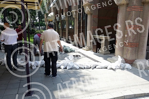 Workers at the New Cemetery are setting up barriers as a storm followed by heavy rain is announced.Radnici na Novom groblju postavljaju barijere posto je najavljeno nevreme praceno obilnom kisom.