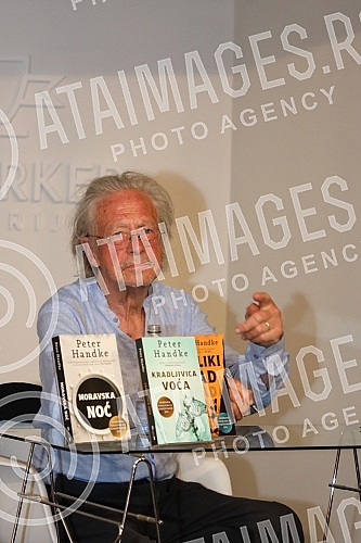Nobel Laureate Peter Handke, who during a short visit to Belgrade, socialized with readers in the Delfi SKC bookstore and signed his books.Nobelovac Peter Handke, koji je u kratkoj poseti Beogradu druzio se sa citaocima u knjizari Delfi SKC i potpi