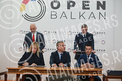 As part of the Open Balkan Leaders' Summit, bilateral documents were signed, followed by a joint media conference of politicians.
U sklopu Samita lidera Otvorenog Balkana potpisiani su bilateralni dokumenati, a potom je usledila zajednicka konferenc As part of the Open Balkan Leaders' Summit, bilateral documents were signed, followed by a joint media conference of politicians.
U sklopu Samita lidera Otvorenog Balkana potpisiani su bilateralni dokumenati, a potom je usledila zajednicka konferenc