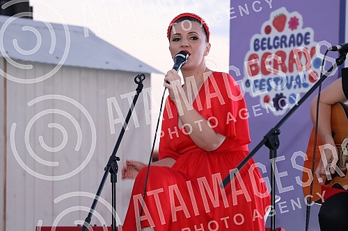 The performance of the group Frajle is part of Berry Fest, the first festival of strawberry fruit in Belgrade.Nastup grupe Frajle su sklopu Berry festa, prvog festivala jagodastog voca u Beogradu.