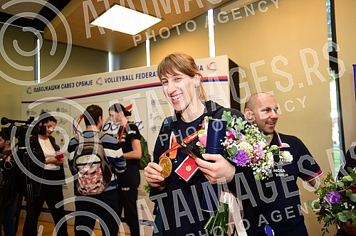 After winning the gold at the world championship, the volleyball players of Serbia were warmly welcomed at the M hotel.Posle osvojenog zlata na svetskom prvenstvu, odbojkasice Srbije svecano su docekane u hotelu M. 