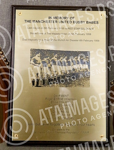 A delegation of Manchester United fans visited the Majestic Hotel, which hosted the famous English team in February 1958. Today marks the 62nd anniversary of a plane crash at a Munich airport killing Manchester United footballers.
Delegacija navijaca A delegation of Manchester United fans visited the Majestic Hotel, which hosted the famous English team in February 1958. Today marks the 62nd anniversary of a plane crash at a Munich airport killing Manchester United footballers.
Delegacija navijaca