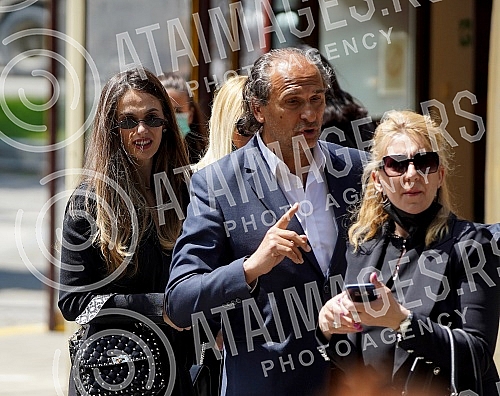 One of the greatest Serbian and Yugoslav singers of popular music, Djordje Marjanovic, was buried in the Alley of Merited Citizens at the New Cemetery.Jedan od najvecih srpskih i jugoslovenskih pevaca zabavne muzike Djordja Marjanovica sahranjen je