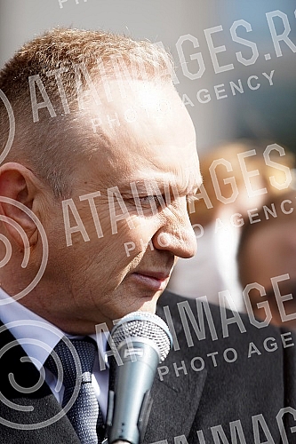 The President of the Party of freedom and justice, Dragan Djlas, held a press conference in front of the First basic public prosecutor's office.Predsednik Stranke slobode i pravde Dragan Djlas odrzao je konferenciju za novinare ispred Prvog osnovno
