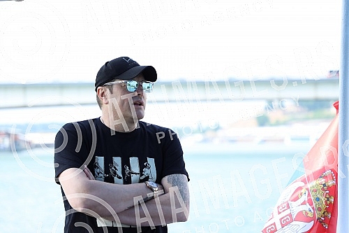 In anticipation of the scheduled concerts of Ace Pejovic on Tas, the singer organized an afternoon river cruise for the media.U susret zakazanim koncertima Ace Pejovica na Tasu, pevac je organizoavo popodnevno krstarenje rekom Savom za medije.