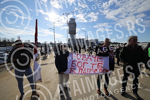Numerous journalist teams and fans were waiting for Novak Djokovic at the Nikola Tesla Airport, who arrived from Belgrade to Belgrade at around 12:20, after the abolition of visas for Australia.Mnogobrojne novinarske ekipe i fanovi su na aerodromu 