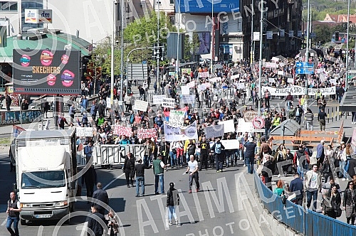 The protest against e-fiscalization on the markets of Serbia started in front of TC Usca, and then the participants in the protest crossed Branko's bridge and headed towards the building of RTS.Protest protiv e-fiskalizacije na pijacama Srbije kren