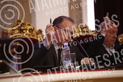 A session of the Senate of that university was held at the Rectorate of the University of Belgrade.U Rektoratu Univerziteta u Beogradu odrzana je sednica Senata tog univerziteta.