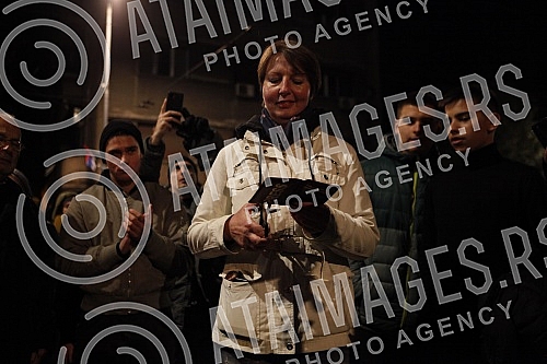 Citizens against the introduction of kovid passes gathered at the assembly, some of them walked to the RTS building, where former journalist Jasmina Stojanovic tore her press ID because of the situation and the way of writing about the crown.
Gradja Citizens against the introduction of kovid passes gathered at the assembly, some of them walked to the RTS building, where former journalist Jasmina Stojanovic tore her press ID because of the situation and the way of writing about the crown.
Gradja