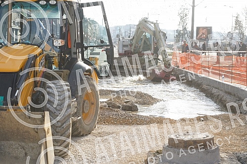 During the works on the reconstruction of Savska Street, a water pipe burst, and tram traffic was suspended on that route.Tokom radova na rekonstrukciji Savske ulice doslo je do pucanja vodovodne cevi, tramvajski saobracaj je obustavljen na toj tra