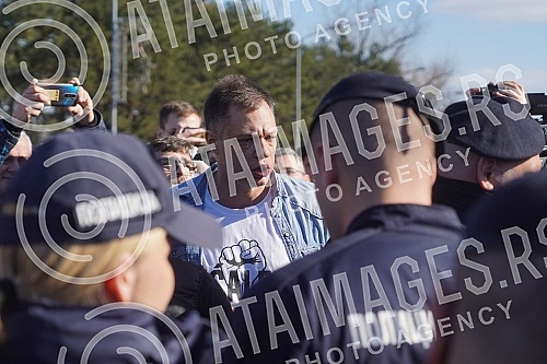 Environmental activists who had previously camped in front of the Presidency for six days, demanding a complete ban on lithium and pine mining in Serbia, blocked New Belgrade in front of the Palace of Serbia.Ekoloski aktivisti koji su prethodno ses