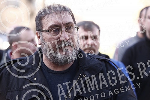 In front of the Presidency, a press conference was held by the Vice President of the Party of Freedom and Justice, Dejan Bulatovic, on the alleged new affair in Serbian agriculture.Ispred Predsednistva je odrzana konferencija za medije potpredsedni