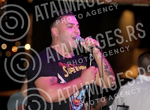 Performance of Darko Lazic held on raft Old Blay.
Nastup Darka Lazica na splavu Stari Blay (old Blay). Performance of Darko Lazic held on raft Old Blay.
Nastup Darka Lazica na splavu Stari Blay (old Blay).