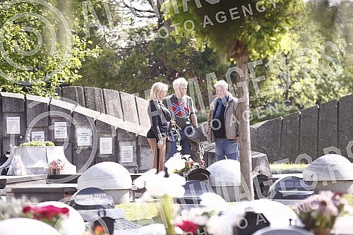 The commemoration on the occasion of the first year since the death of the painter and sculptor Milos Sobajic was held in the Alley of Merited Citizens at the New Cemetery.Pomen povodom prve godine od smrti slikara i vajara Milosa Sobajica odrzan j