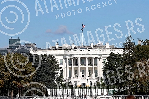 The White House is the official residence and main office of the President of the United States in Washington.Bela kuca  je sluzbena rezidencija i glavno radno mesto predsednika SAD u Vasingtonu.