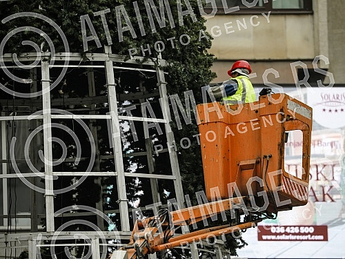 Installation of a New Year's tree in Knez Mihailova street, in the immediate vicinity of Republic Square.
Postavljanje novogodisnje jelke u Knez Mihailovoj ulici, u neposrednoj blizini Trga Republike Installation of a New Year's tree in Knez Mihailova street, in the immediate vicinity of Republic Square.
Postavljanje novogodisnje jelke u Knez Mihailovoj ulici, u neposrednoj blizini Trga Republike