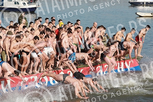 The traditional swimming for the Epiphany for the Holy Cross was held in Zemun, organized by the Municipality of Zemun, the Church of the Holy Father Nikolaj and SVEBOR Alliance of Belgrade.U Zemunu je odrzano tradicionalno plivanje na Bogojavljenj