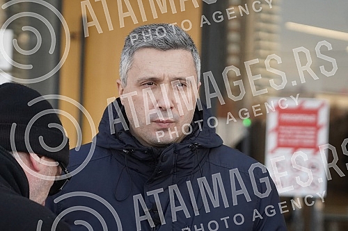 The president of the Serbian movement Dveri, Bosko Obradovic, held a press conference in front of the Second Basic Public Prosecutor's Office, on the occasion of filing criminal charges for theft in a referendum.
Predsednik Srpskog pokreta Dveri Bos The president of the Serbian movement Dveri, Bosko Obradovic, held a press conference in front of the Second Basic Public Prosecutor's Office, on the occasion of filing criminal charges for theft in a referendum.
Predsednik Srpskog pokreta Dveri Bos