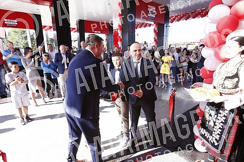 Posta Srbije and Knez Petrol have signed a business cooperation agreement that provides for the expansion of the postal network and services of Posta Srbije through the network of Knez Petrol gas stations.
Posta Srbije i Knez petrol potpisali su ugo Posta Srbije and Knez Petrol have signed a business cooperation agreement that provides for the expansion of the postal network and services of Posta Srbije through the network of Knez Petrol gas stations.
Posta Srbije i Knez petrol potpisali su ugo