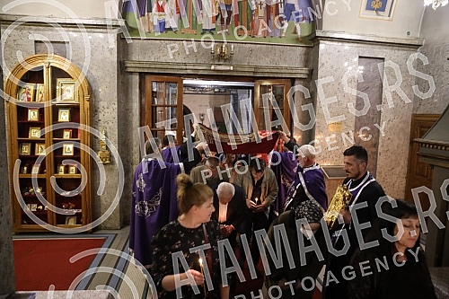 Worship during the Passion Week in the Cathedral Church of St. Archangel Michael on Good Friday - morning with the singing of articles and a procession around the temple.Bogosluzenje tokom Stradalne sedmice u Sabornoj crkvi  Sv. Arhangela Mihaila n