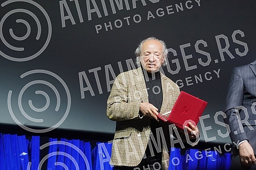 In the big hall of the Kombank hall, after a two-year break, the traditional SEMUS awards ceremony was organized for the most prominent pop and music artists in Serbia.U velikoj sali Kombank dvorane, posle dve godine pauze organizovana je tradicion